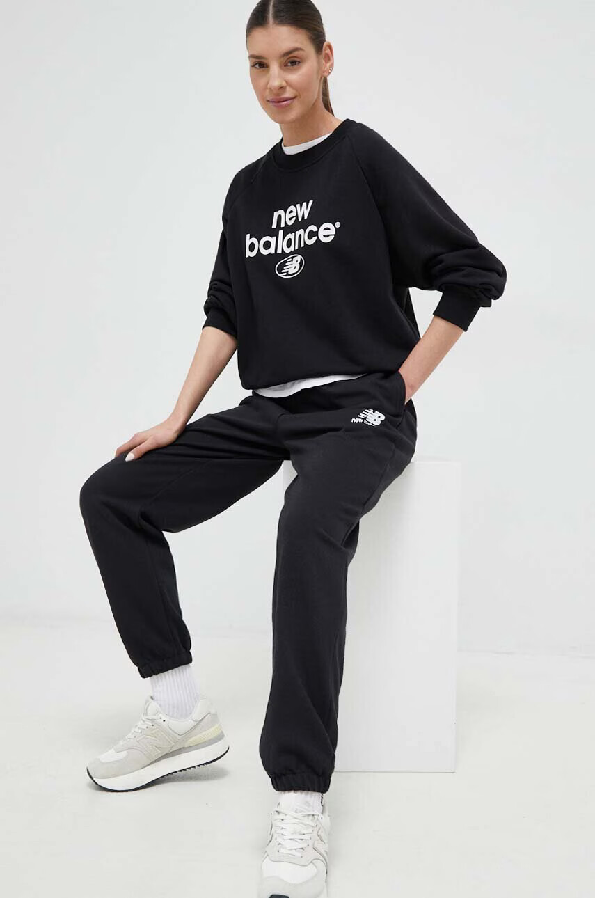 New Balance Суичър в черно с принт - Pepit.bg