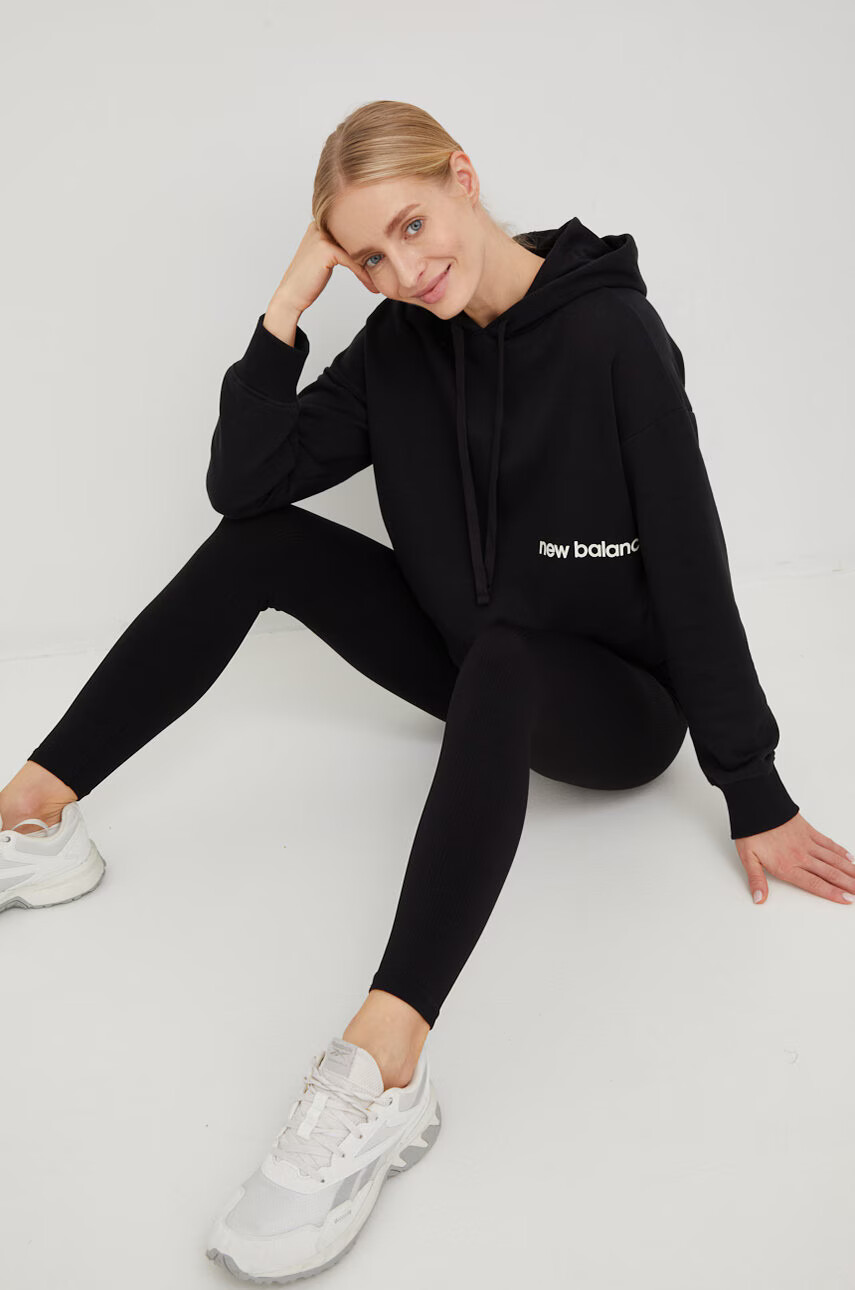 New Balance Суичър в черно с качулка с принт - Pepit.bg