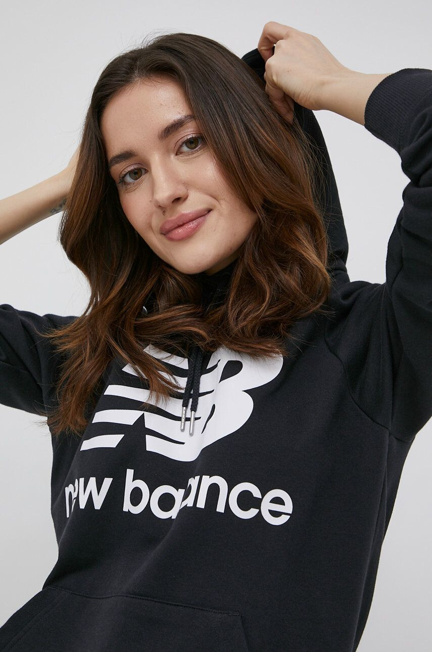 New Balance Суичър WT03550BK дамска в черно с принт - Pepit.bg