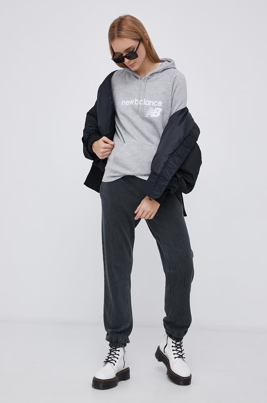 New Balance Суичър WT03810AG дамски в сиво с принт - Pepit.bg