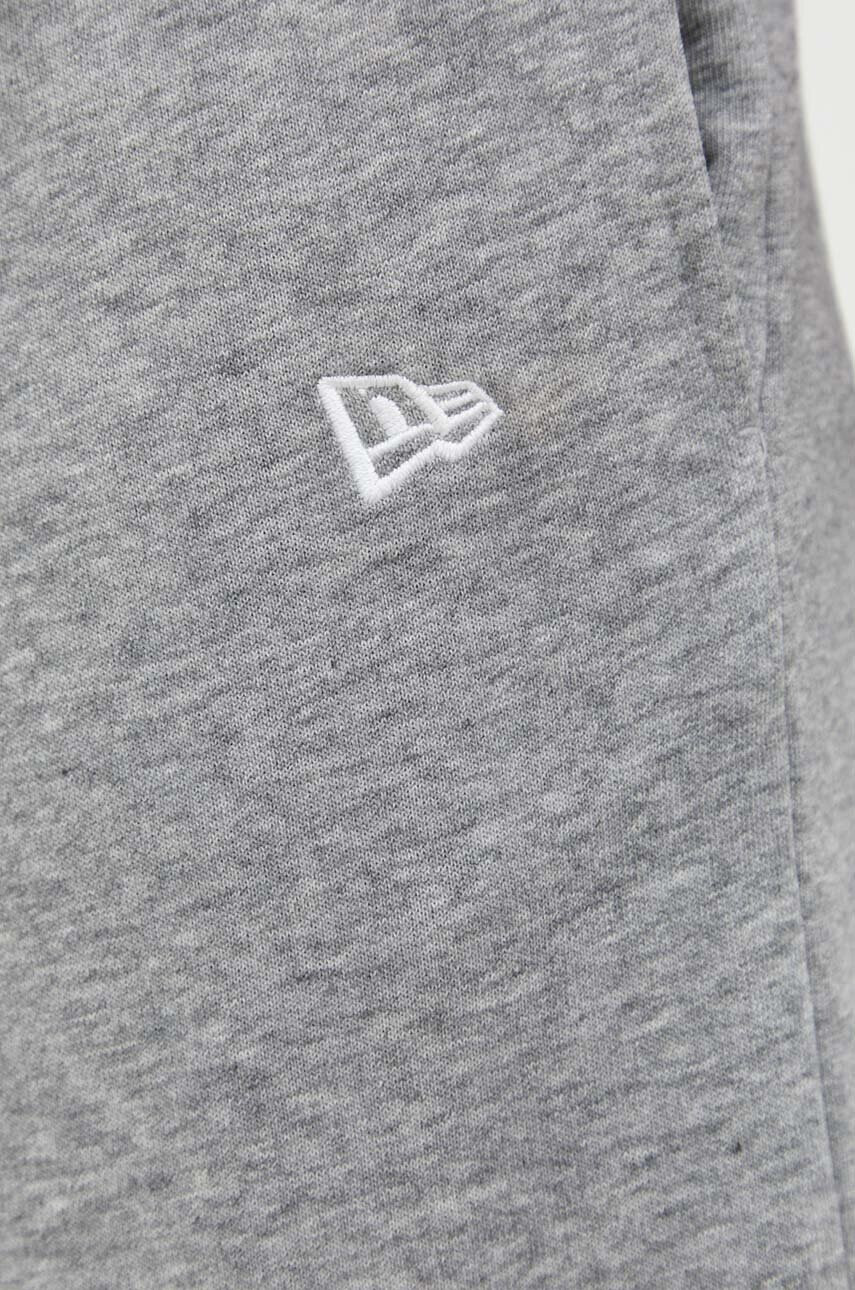 New Era Къс панталон в сиво меланж на - Pepit.bg