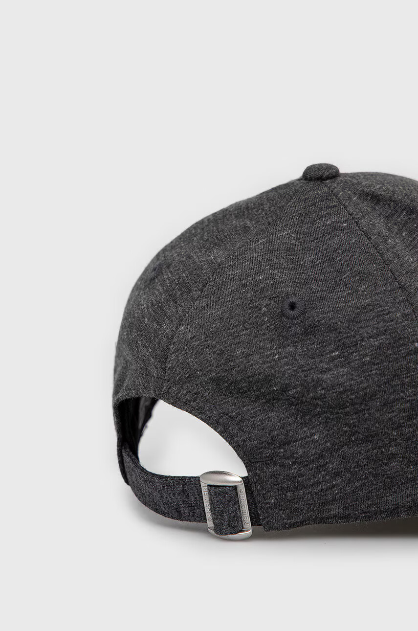 New Era Памучна шапка в сиво с апликация - Pepit.bg