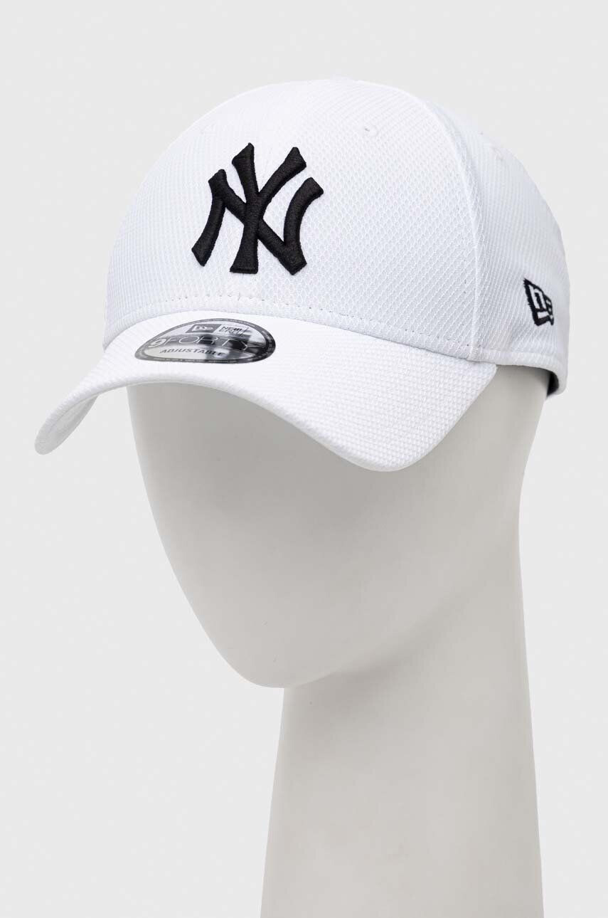 New Era Шапка с козирка в бяло с десен NEW YORK YANKEES - Pepit.bg