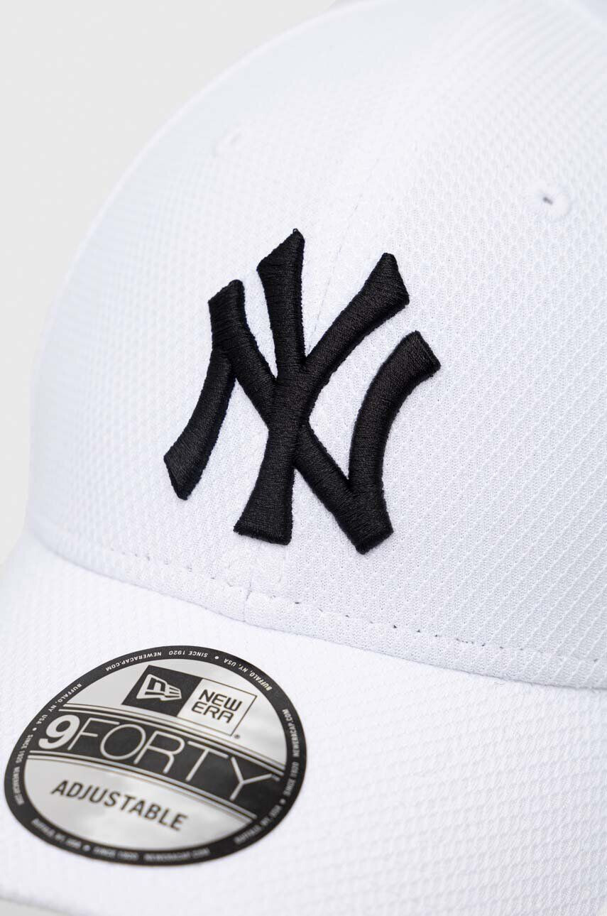 New Era Шапка с козирка в бяло с десен NEW YORK YANKEES - Pepit.bg