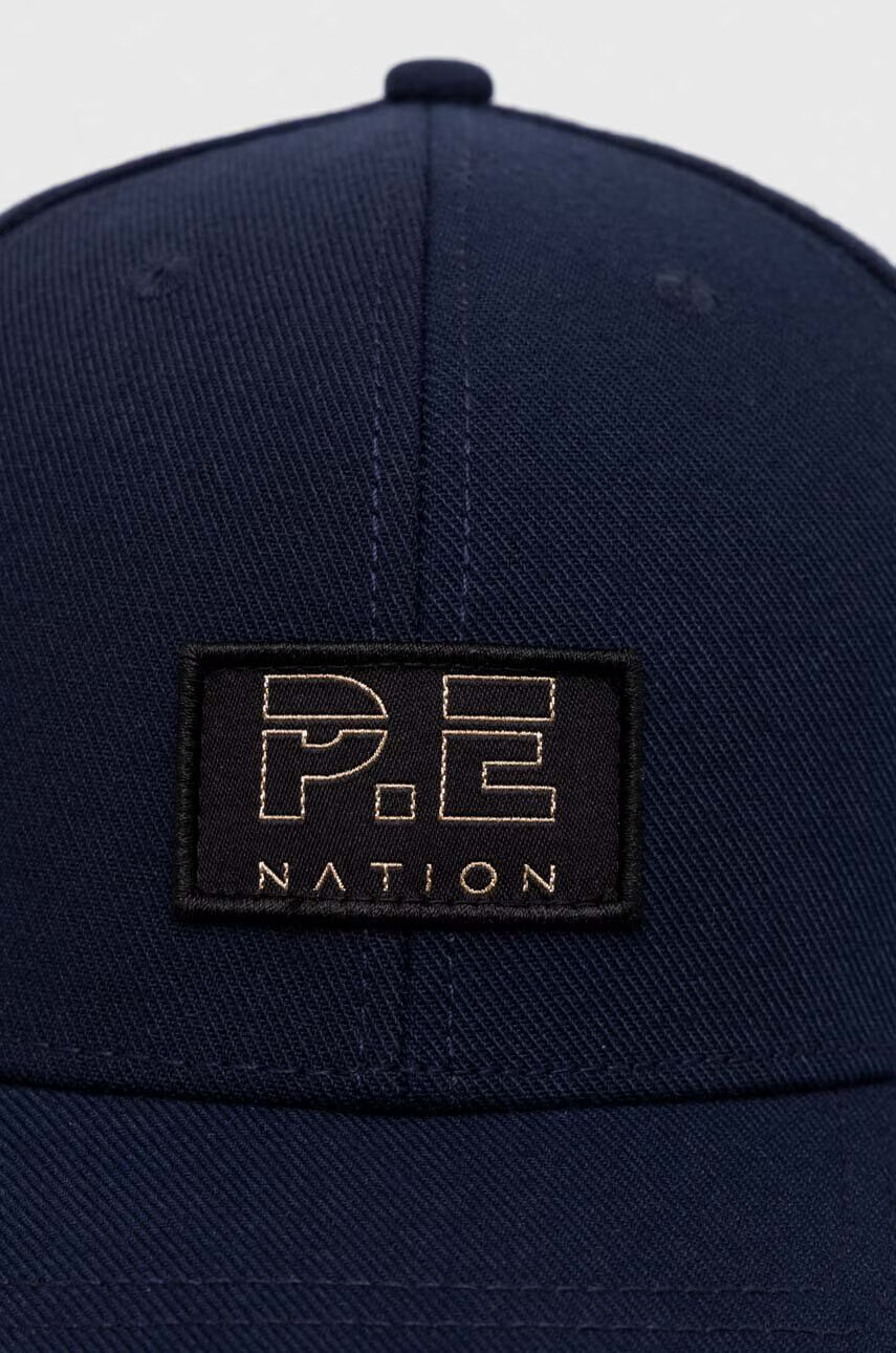 P.E Nation Шапка с козирка в тъмносиньо с апликация - Pepit.bg