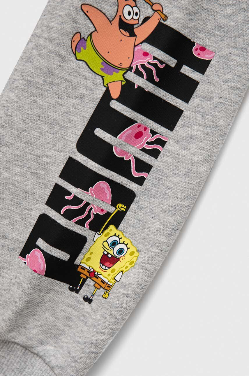 Puma Детски спортен панталон x SPONGEBOB Sweatpants TR в сиво с принт - Pepit.bg