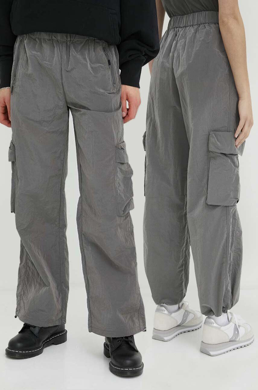 Rains Панталон 18980 Cargo Pants Wide в сребристо със стандартна кройка със стандартна талия - Pepit.bg