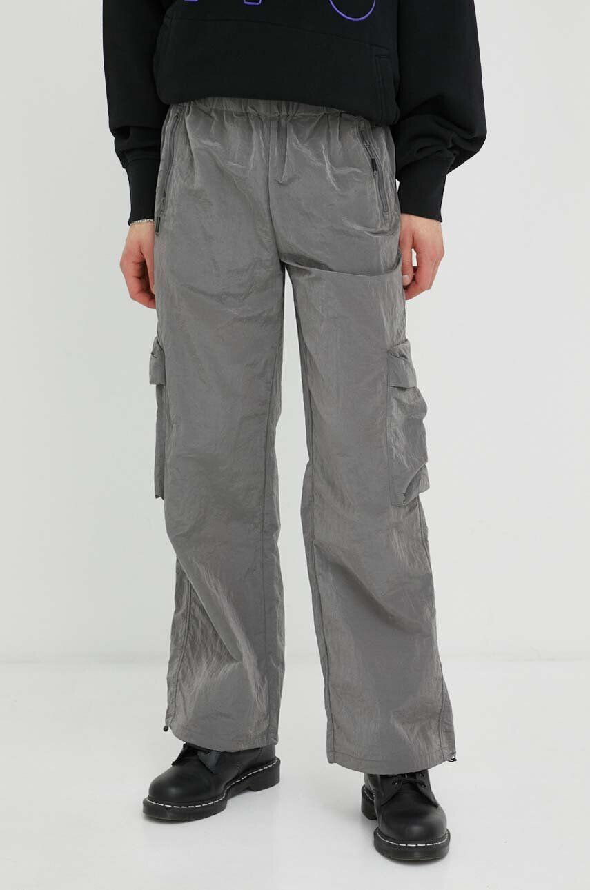 Rains Панталон 18980 Cargo Pants Wide в сребристо със стандартна кройка със стандартна талия - Pepit.bg