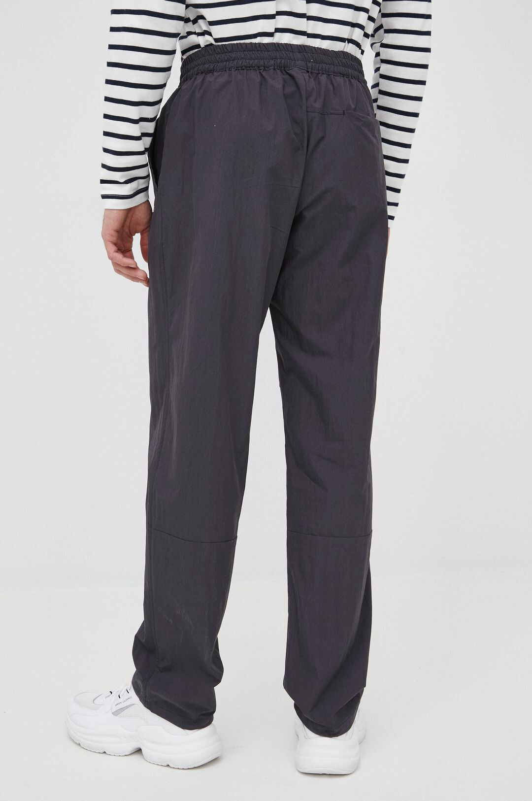 Rains Панталони 18700 Woven Pants Regular в черно със стандартна кройка с висока талия - Pepit.bg