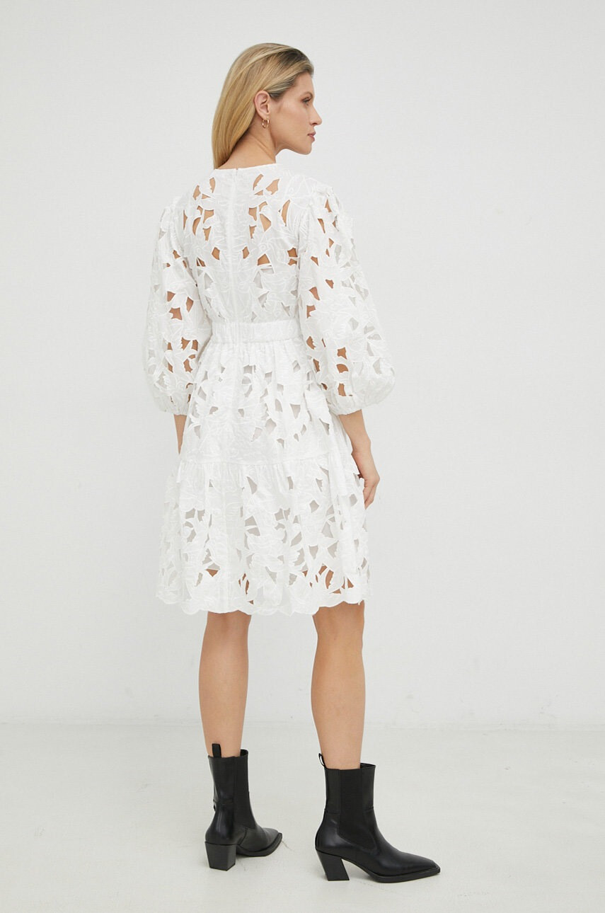 Red Valentino Рокля в бяло къс модел разкроен модел - Pepit.bg