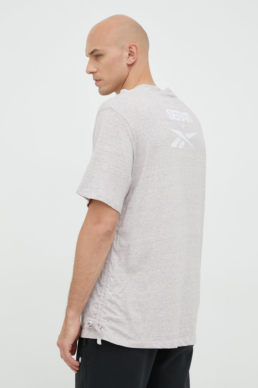 Reebok Classic Памучна тениска Nao Serati & Pride в сиво с принт - Pepit.bg