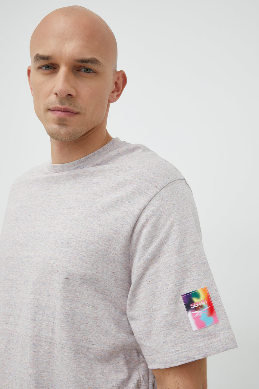 Reebok Classic Памучна тениска Nao Serati & Pride в сиво с принт - Pepit.bg
