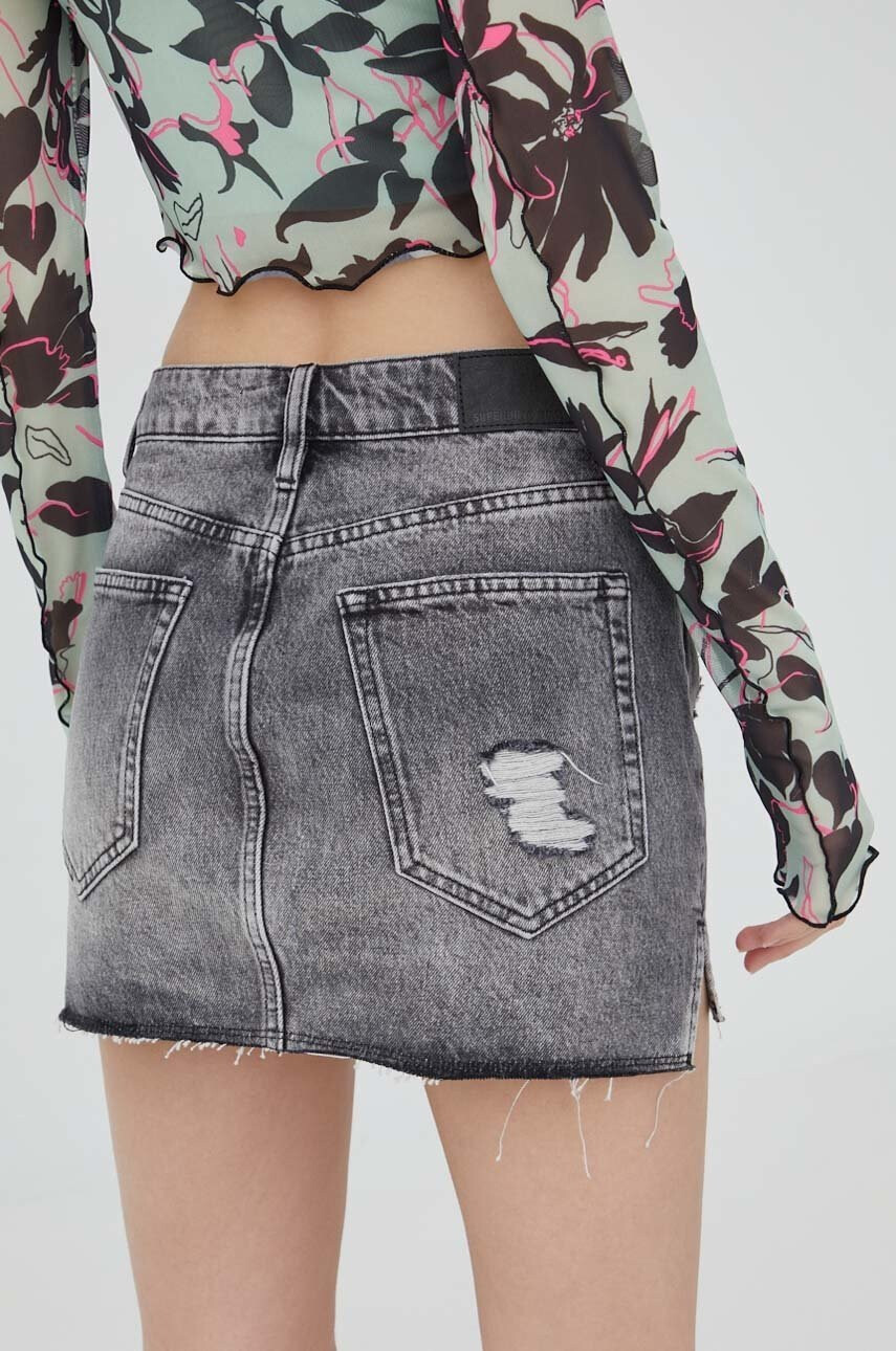 Superdry Дънкова пола в сиво къс модел със стандартна кройка - Pepit.bg