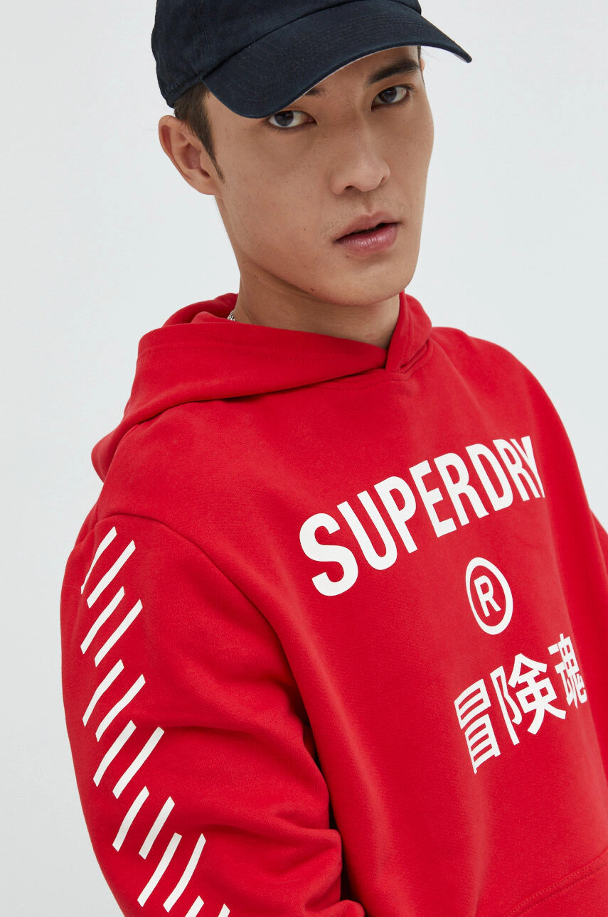 Superdry Памучен суичър в червено с принт - Pepit.bg