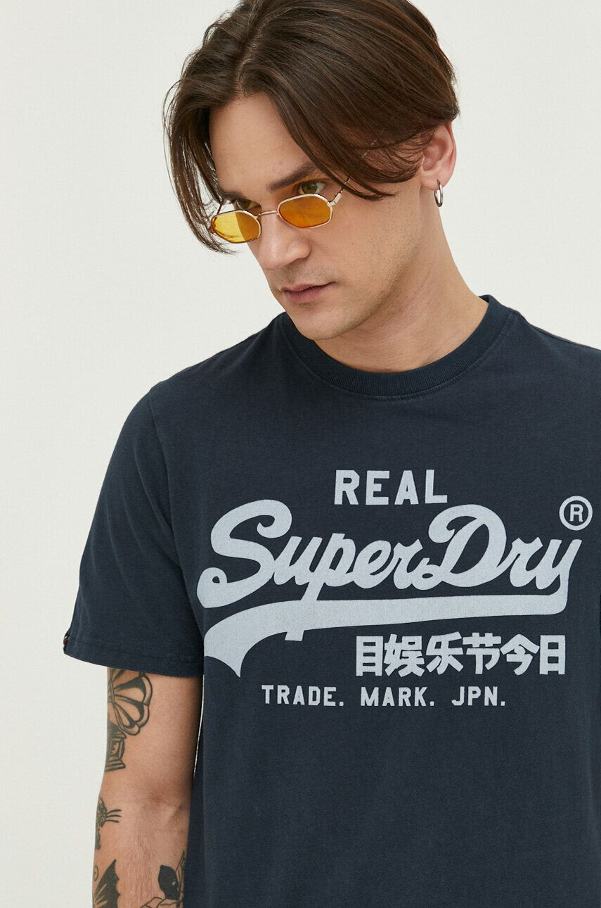 Superdry Памучна тениска в тъмносиньо с принт - Pepit.bg