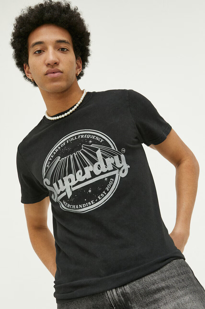Superdry Памучна тениска в черно с принт - Pepit.bg