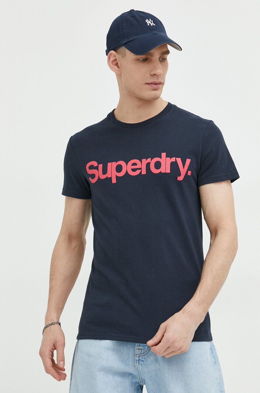 Superdry Памучна тениска в тъмносиньо с принт - Pepit.bg