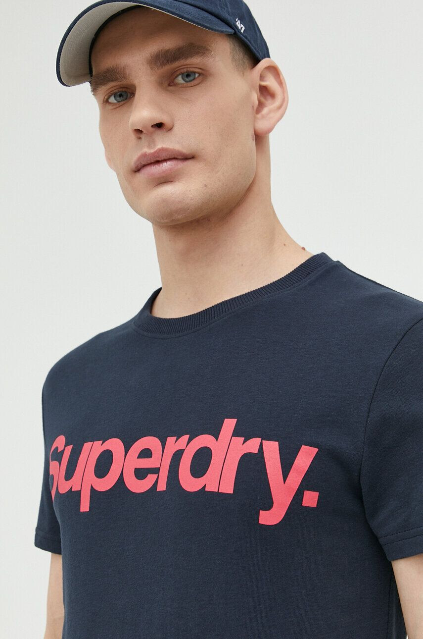 Superdry Памучна тениска в тъмносиньо с принт - Pepit.bg