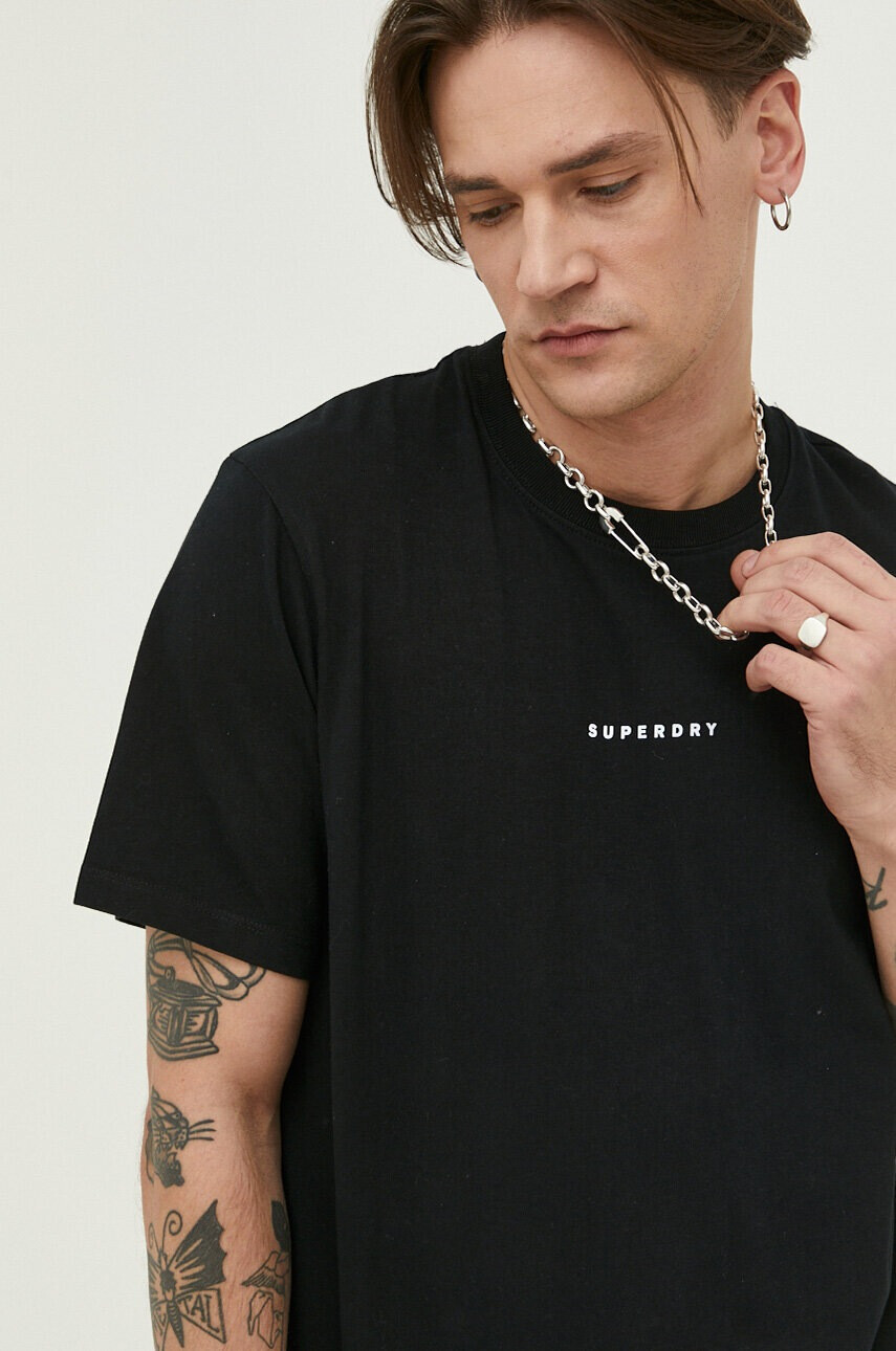 Superdry Памучна тениска в черно с принт - Pepit.bg
