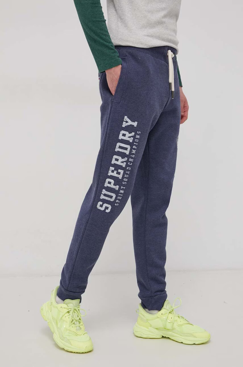 Superdry Панталон мъжки в тъмносиньо с принт - Pepit.bg