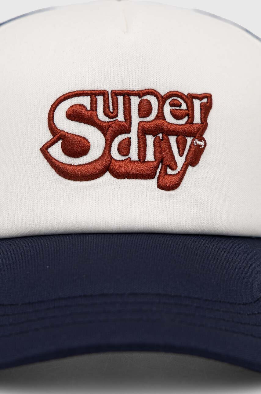 Superdry Шапка с козирка в бяло с апликация - Pepit.bg