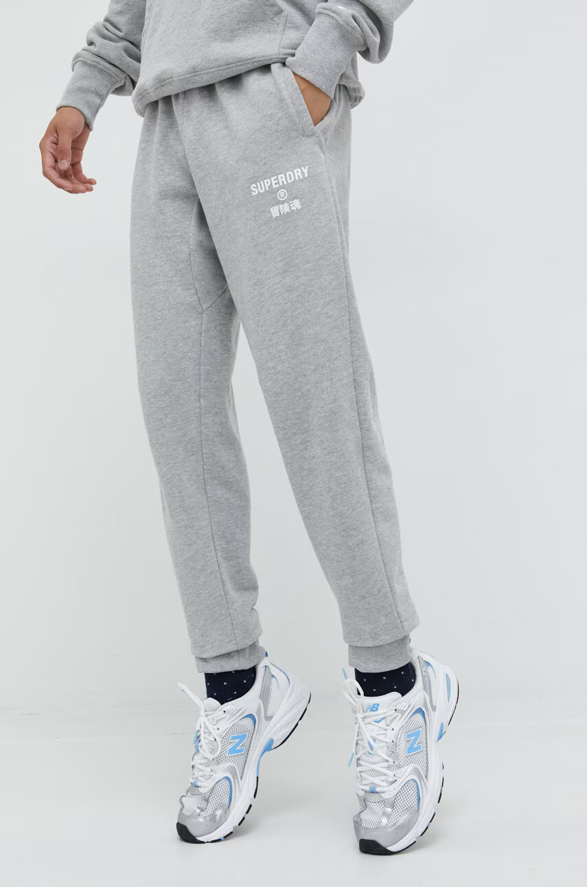 Superdry Спортен панталон в сиво с принт - Pepit.bg