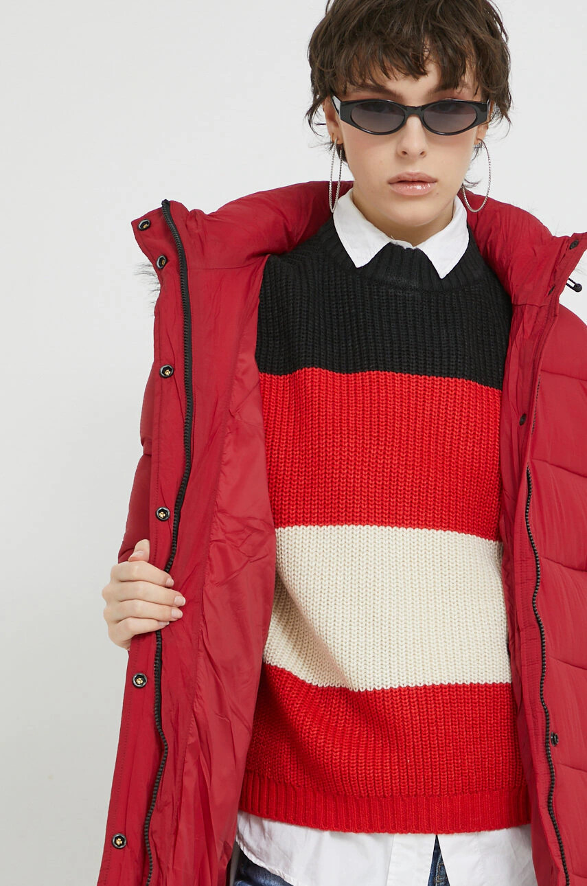 Superdry Яке в червено със зимна изолация - Pepit.bg