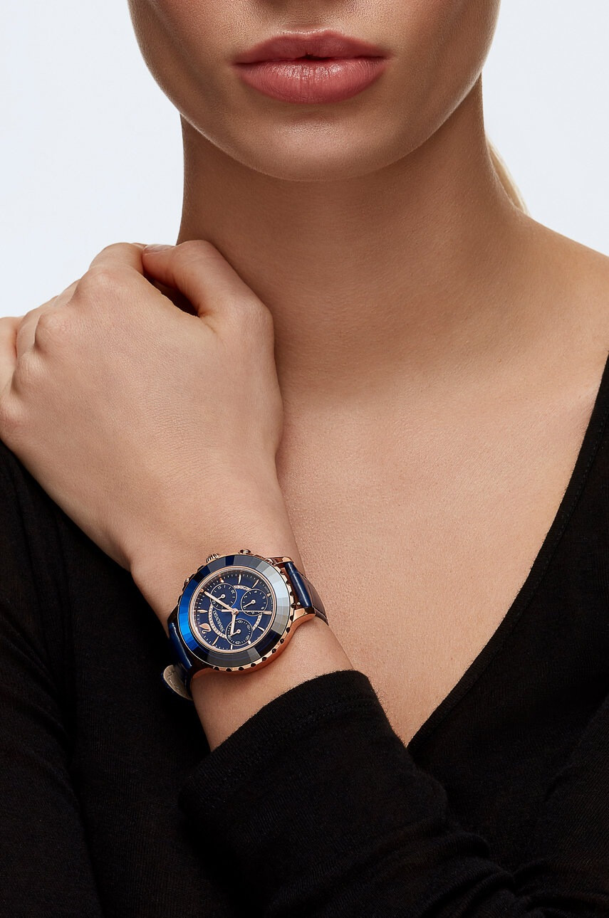 Swarovski Часовник дамски в тъмносиньо - Pepit.bg