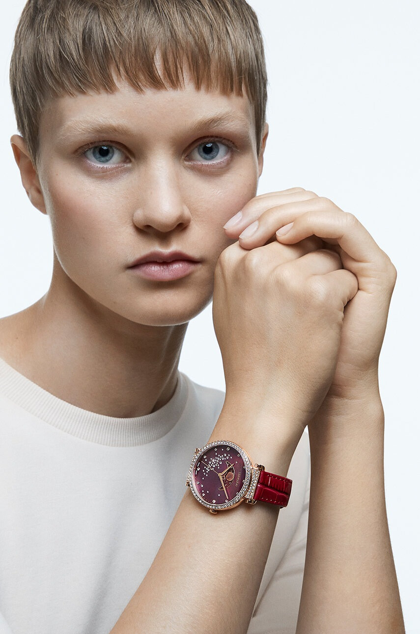 Swarovski Часовник 5613323 Passage Moon Phase дамски в червено - Pepit.bg