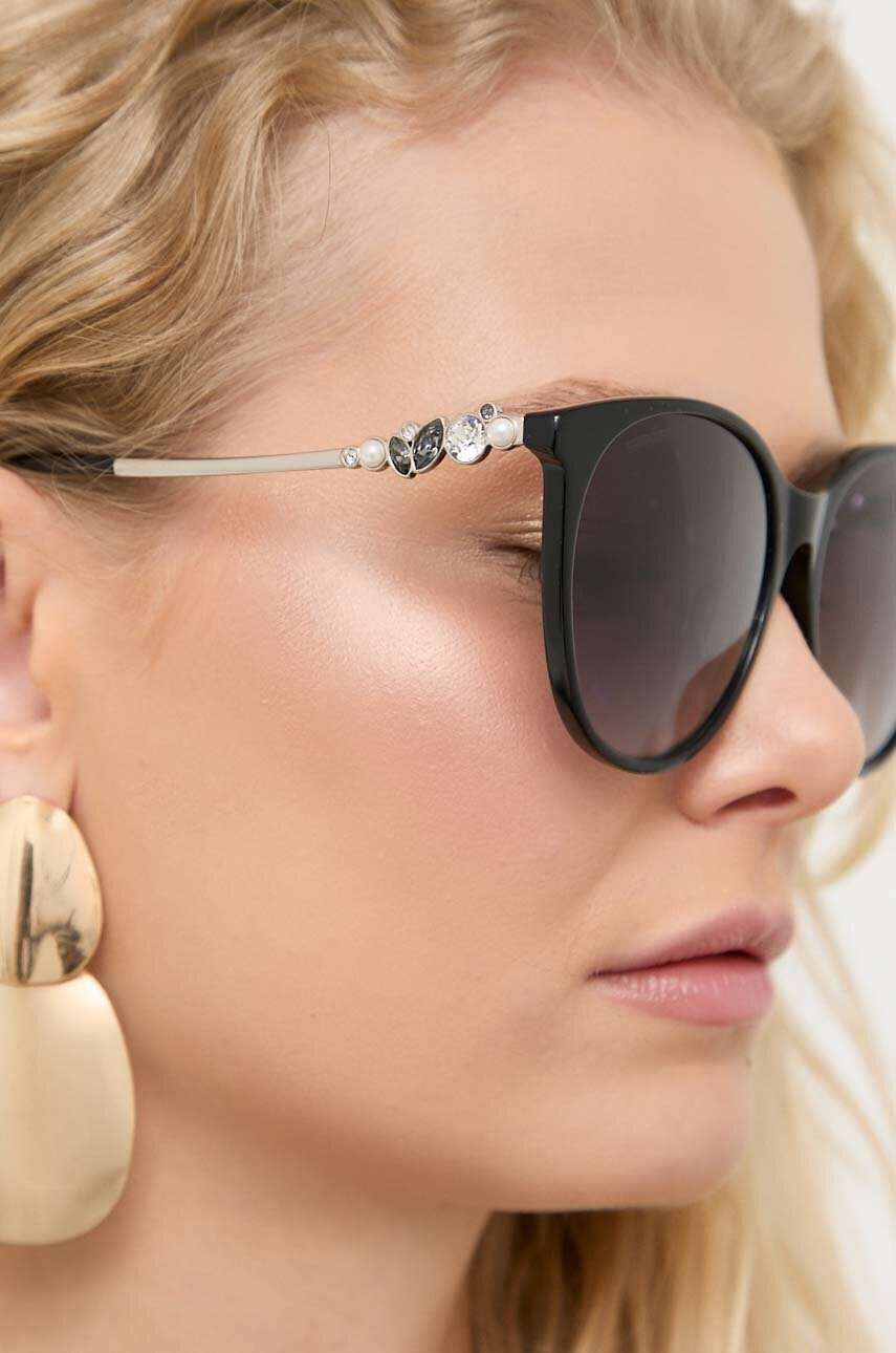 Swarovski Слънчеви очила в черно - Pepit.bg
