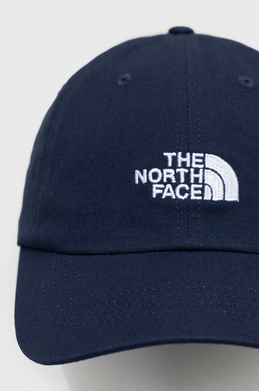 The North Face Памучна шапка с козирка в тъмносиньо с изчистен дизайн - Pepit.bg