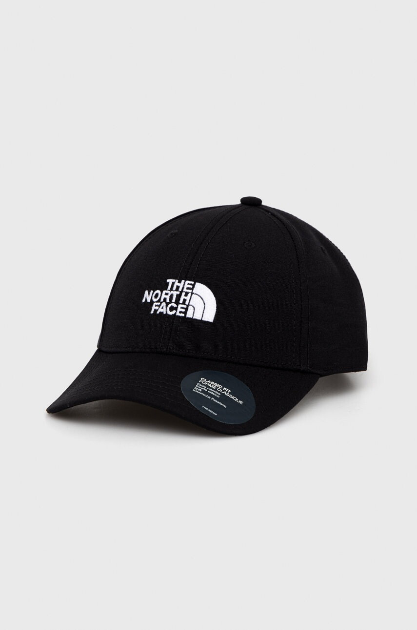 The North Face Шапка в черно с апликация - Pepit.bg