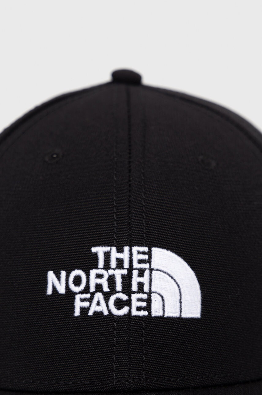 The North Face Шапка в черно с апликация - Pepit.bg