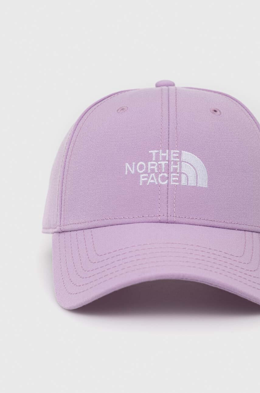 The North Face Шапка с козирка в лилаво с апликация - Pepit.bg