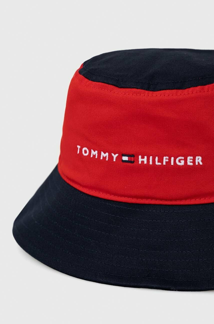 Tommy Hilfiger Детска памучна капела в червено от памук - Pepit.bg