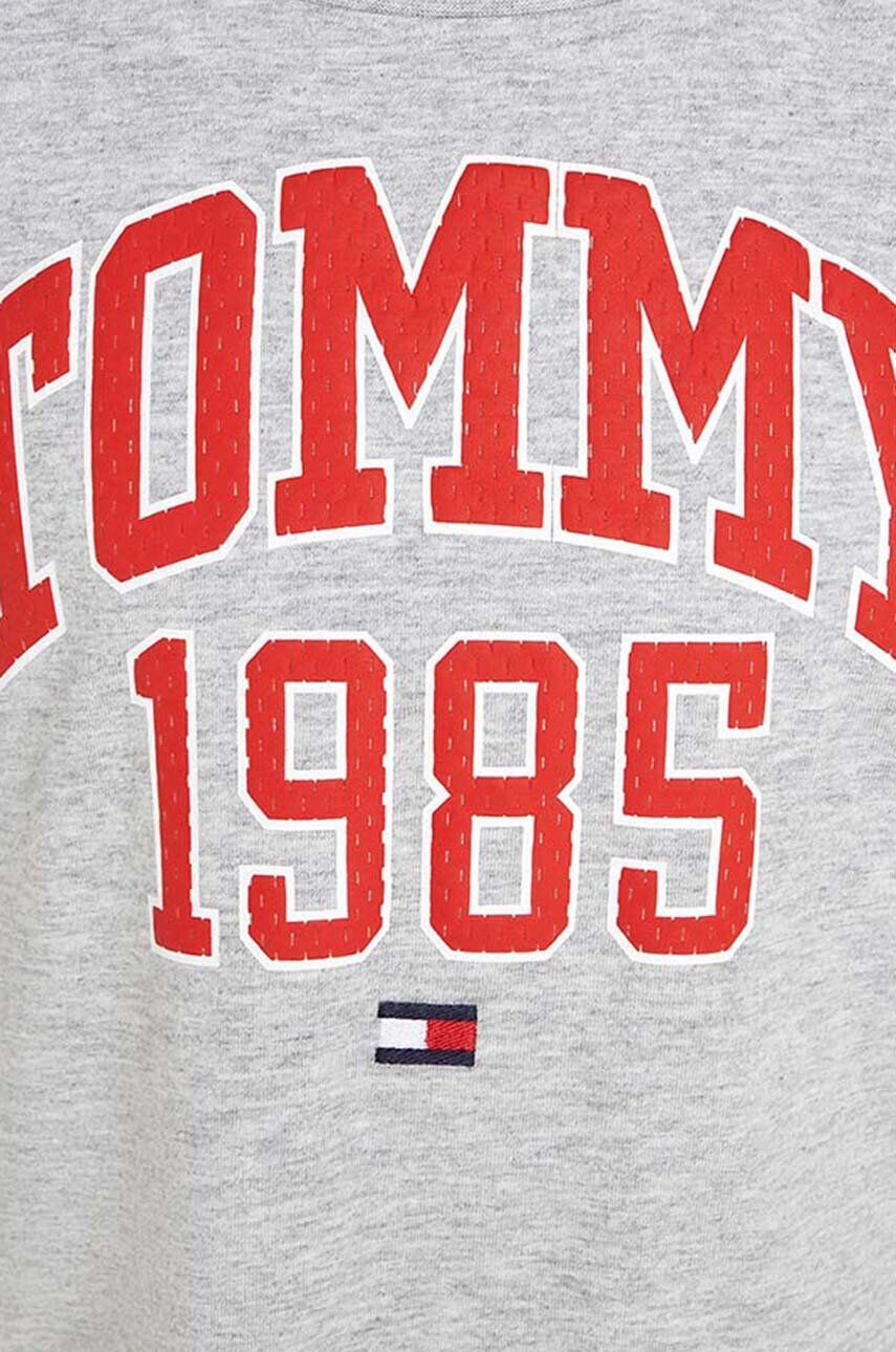 Tommy Hilfiger Детска памучна тениска в сиво с принт - Pepit.bg