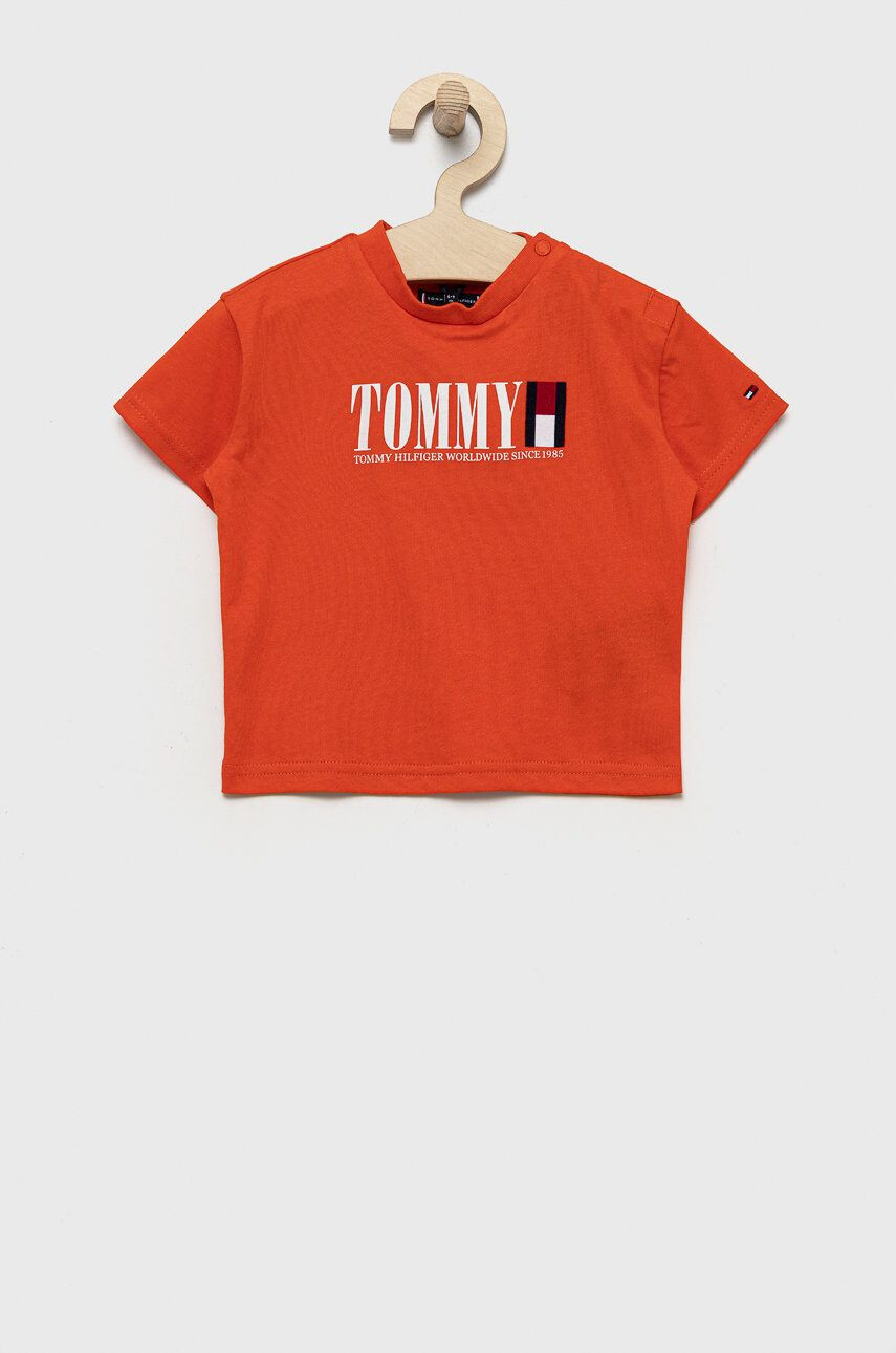 Tommy Hilfiger Детска памучна тениска в оранжево с принт - Pepit.bg