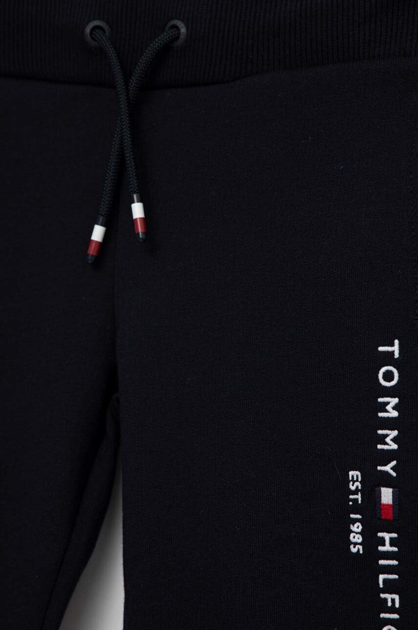 Tommy Hilfiger Детски памучен анцуг в тъмносиньо - Pepit.bg