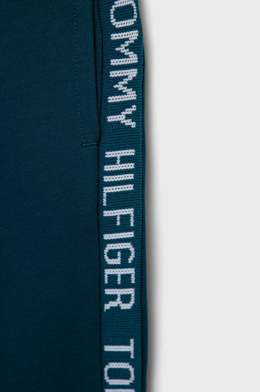 Tommy Hilfiger Детски спортен панталон в зелено с принт - Pepit.bg