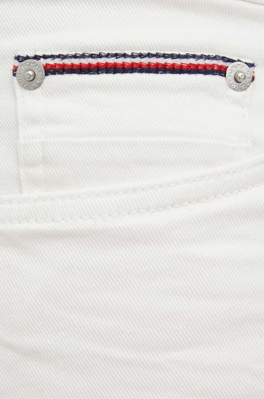 Tommy Hilfiger Дънков къс панталон в бяло - Pepit.bg