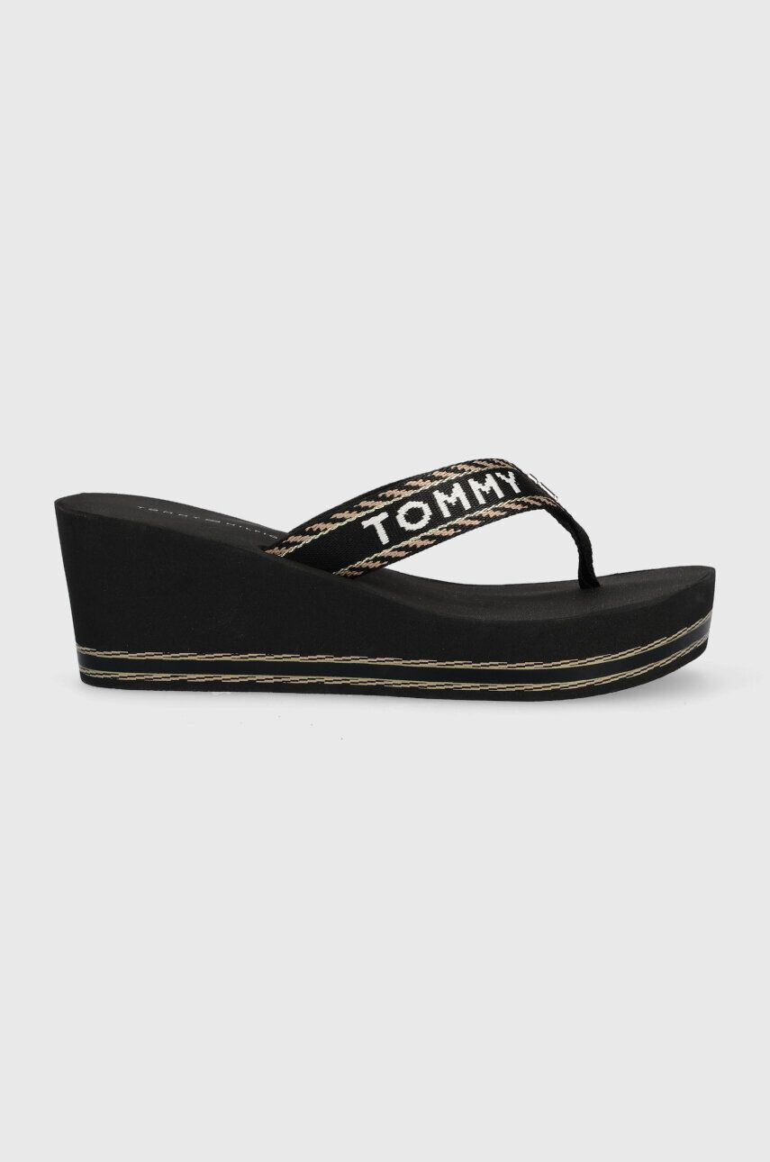 Tommy Hilfiger Джапанки TOMMY WEBBING H WEDGE SANDAL в черно със скосена платформа - Pepit.bg