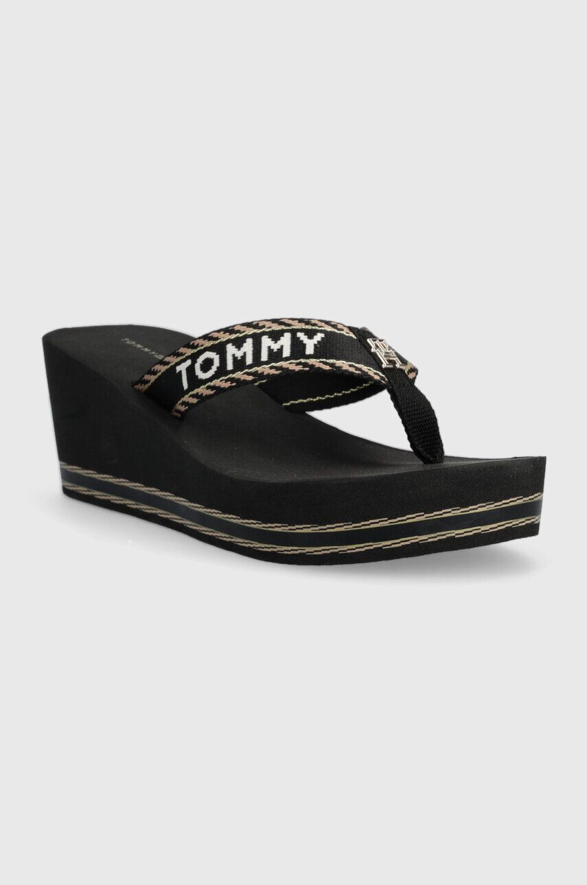 Tommy Hilfiger Джапанки TOMMY WEBBING H WEDGE SANDAL в черно със скосена платформа - Pepit.bg