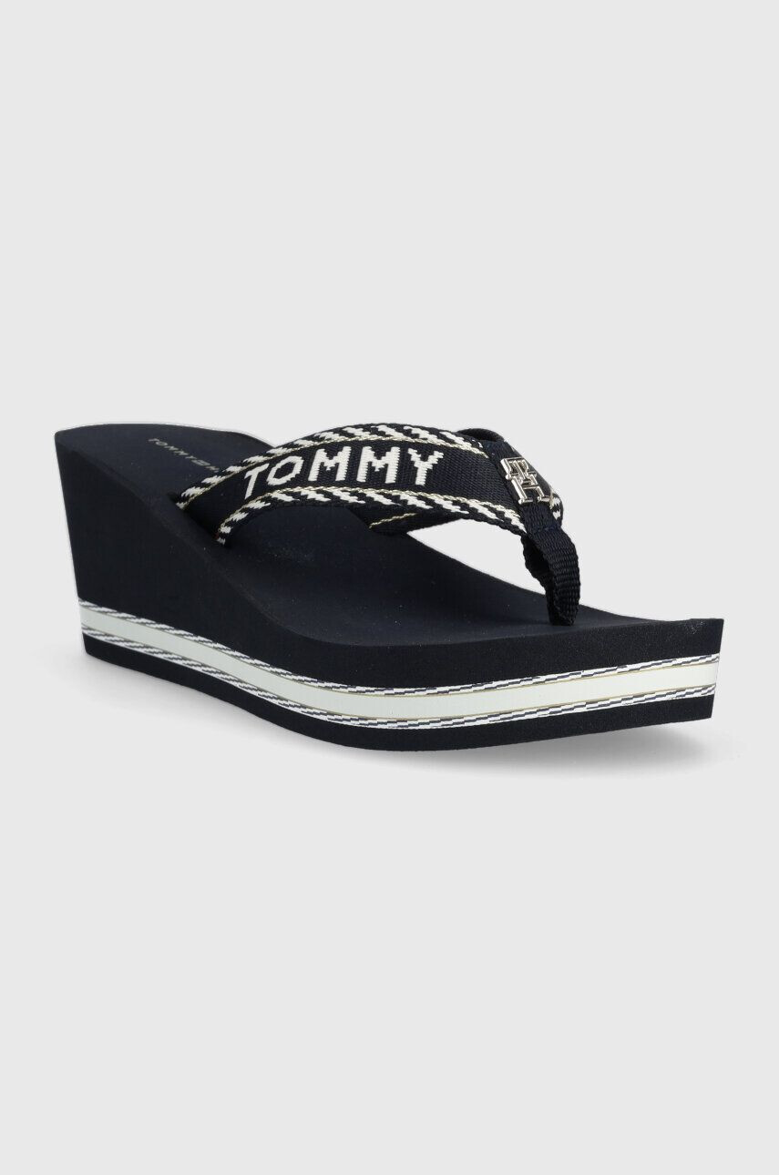 Tommy Hilfiger Джапанки TOMMY WEBBING H WEDGE SANDAL в тъмносиньо със скосена платформа - Pepit.bg