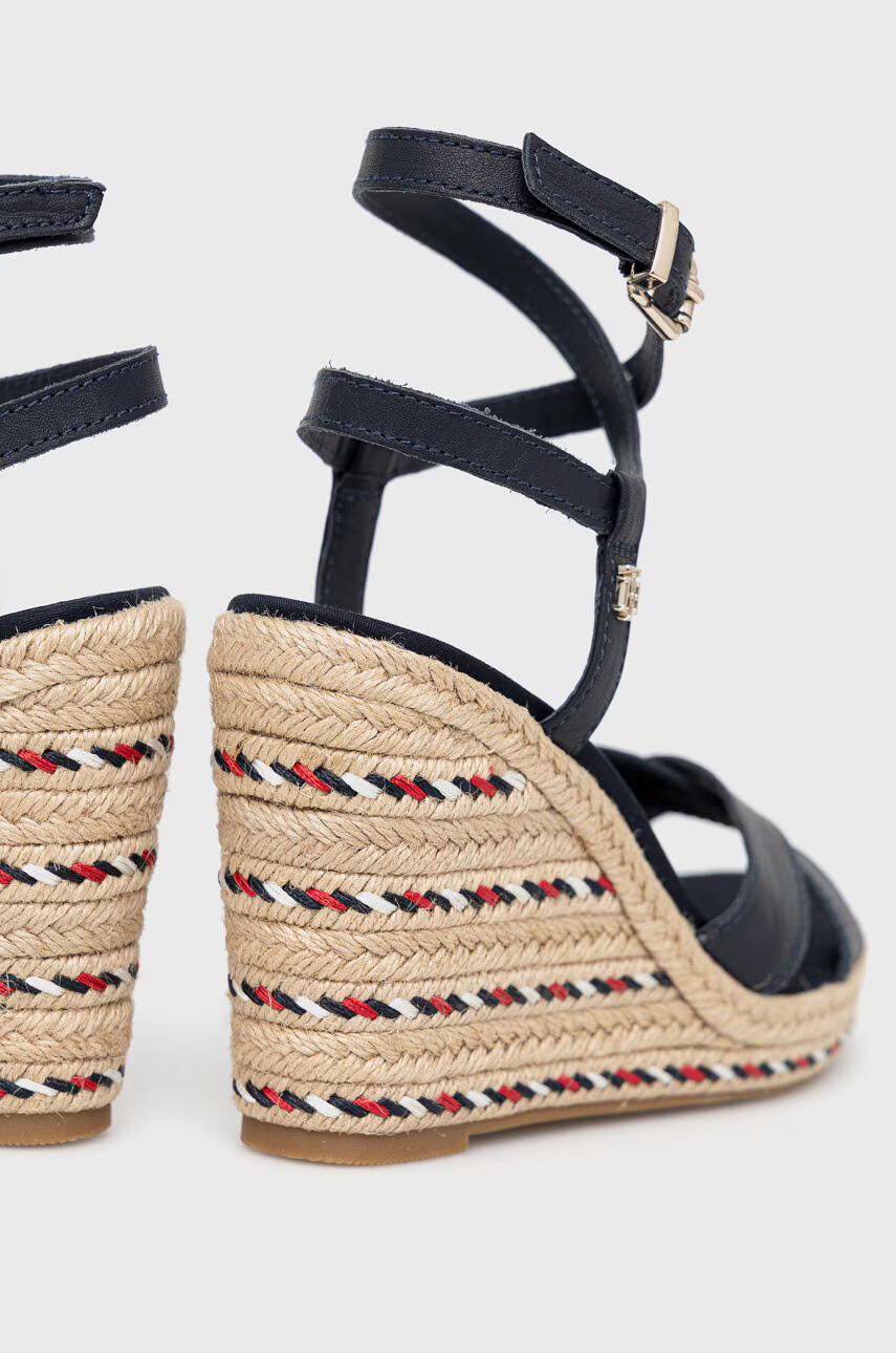 Tommy Hilfiger Кожени сандали в тъмносиньо със скосена платформа - Pepit.bg
