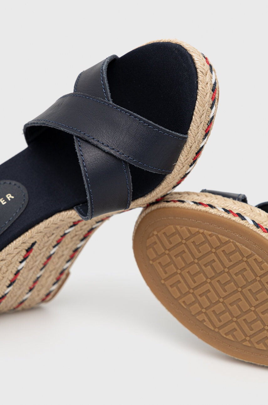 Tommy Hilfiger Кожени сандали в тъмносиньо със скосена платформа - Pepit.bg