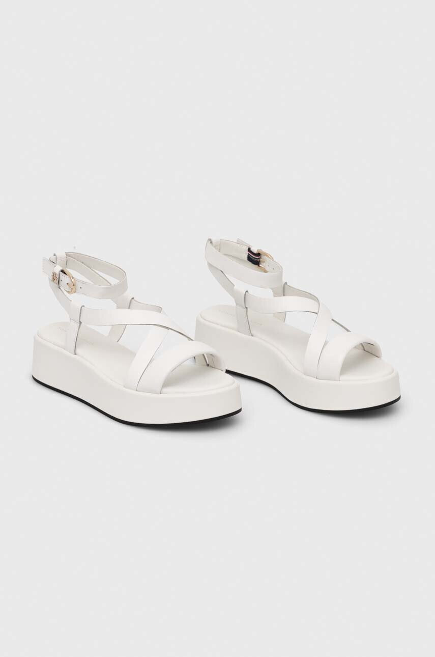 Tommy Hilfiger Кожени сандали NEW FLATFORM STRAP в бяло с платформа - Pepit.bg
