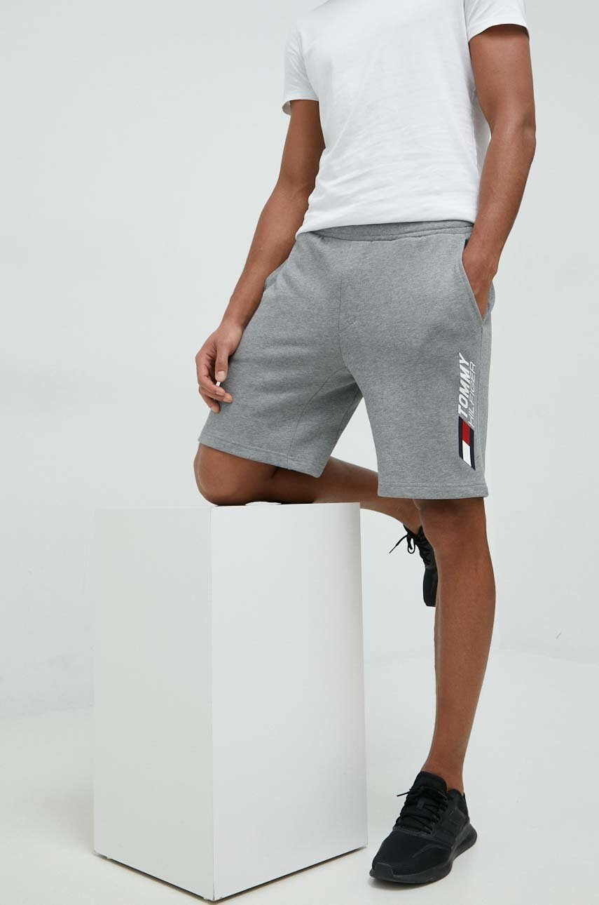 Tommy Hilfiger Памучен къс панталон в сиво - Pepit.bg