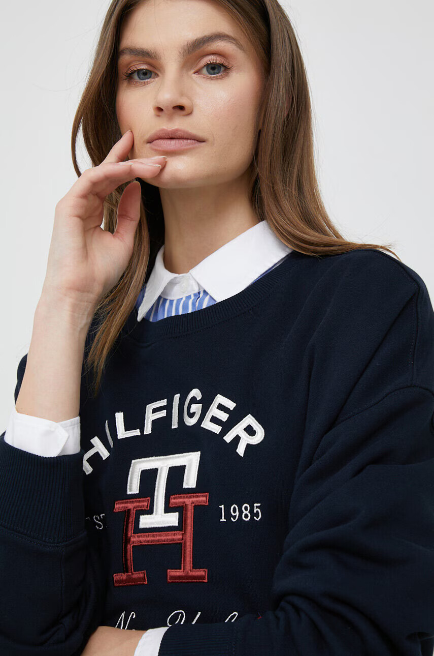 Tommy Hilfiger Памучен суичър в тъмносиньо с апликация - Pepit.bg