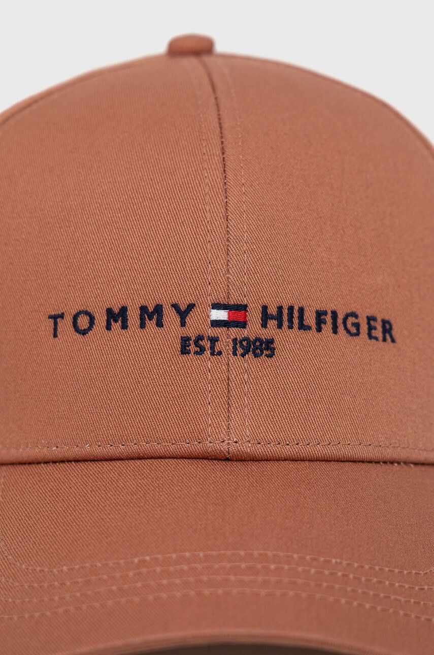 Tommy Hilfiger Памучна шапка в кафяво с апликация - Pepit.bg