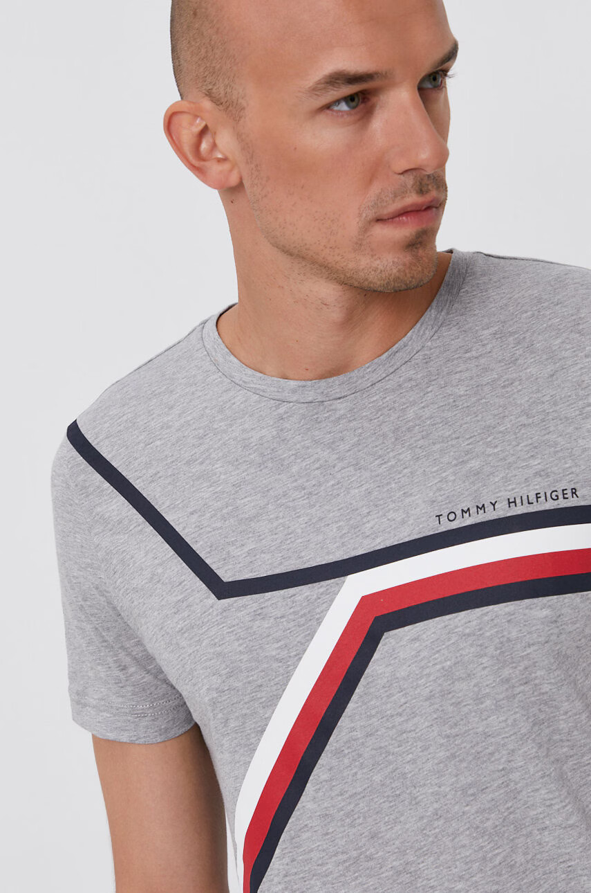 Tommy Hilfiger Памучна тениска в сиво с принт - Pepit.bg